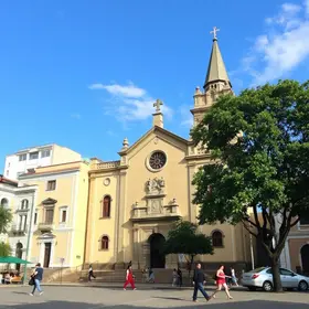 Praça da Igreja Matriz de São Sebastião: história e vida urbana no Centro